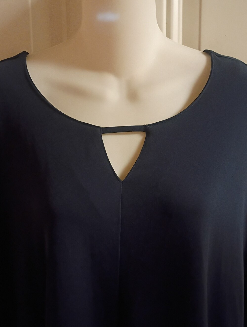Catherines Sleeveless Keyhole Tank Top, Navy Size 4x - Picture 2 of 6